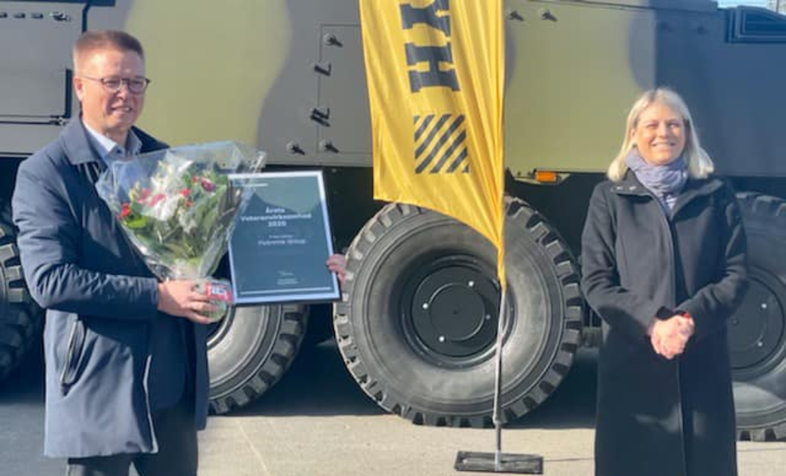 Hydrema modtager prisen som årets Veteranvirksomhed 2020. Prisen overrækkes af forsvarsminister Trine Bramsen.