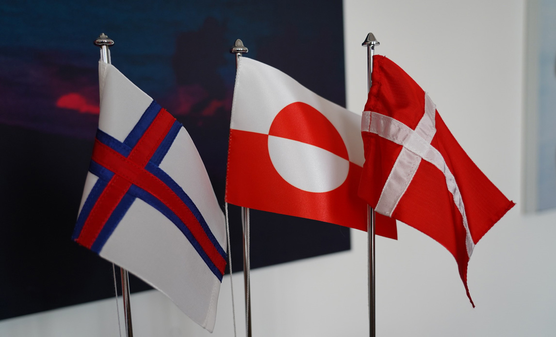 Det færøske, det grønlandske og danske flag side om side.